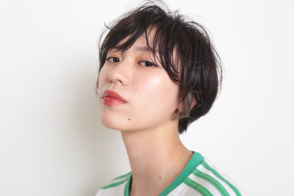 グレーのインナーカラーが入ったスタイル写真