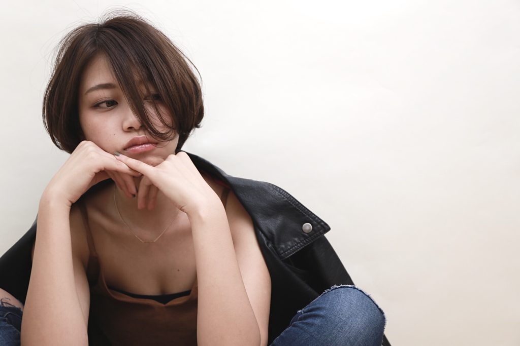 前髪を長めに残したショートボブスタイル写真