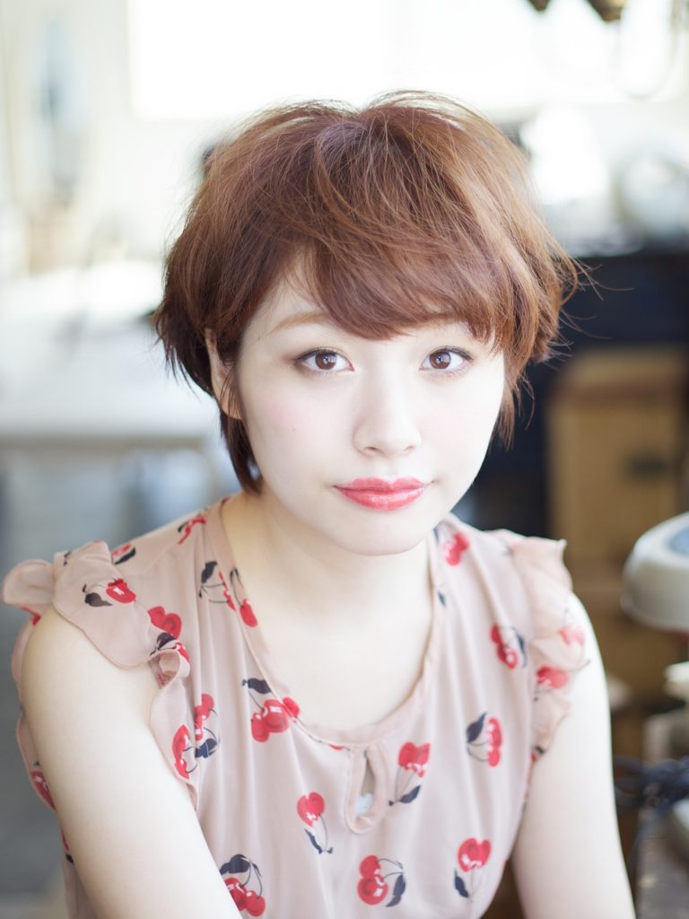 ふわふわのショートスタイルの女性の写真
