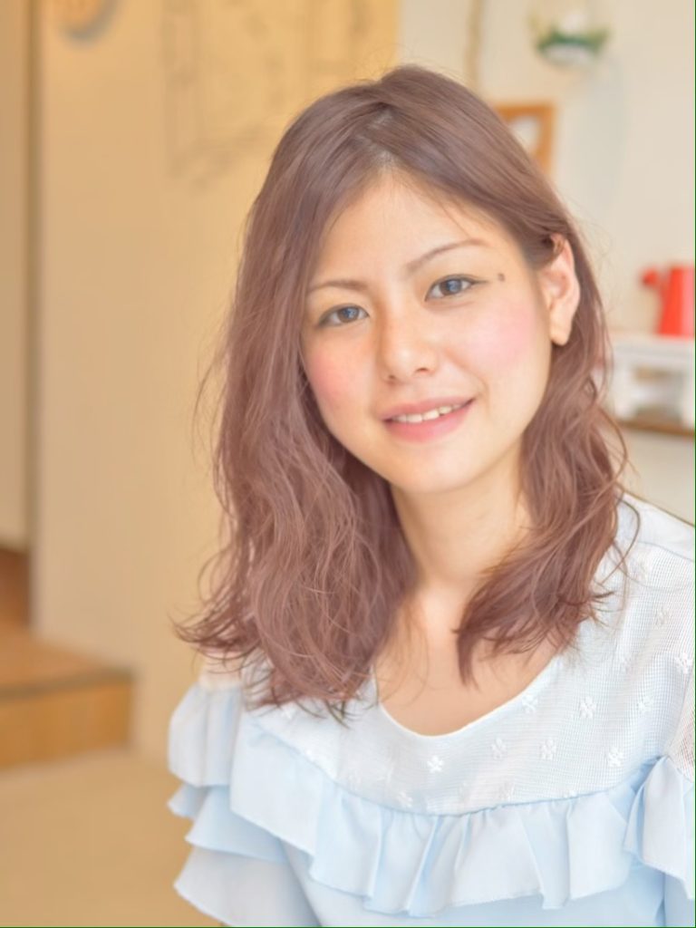 ふわふわのパーマがかかったロングヘアの女性の写真
