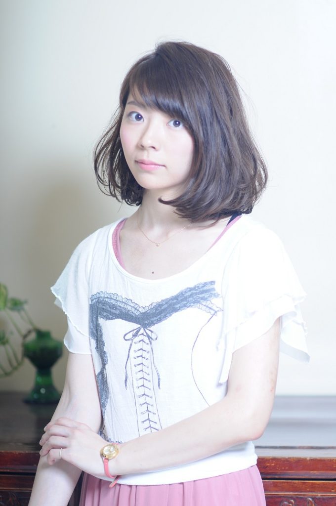 ナチュラルなウェッジボブスタイルの女性の写真
