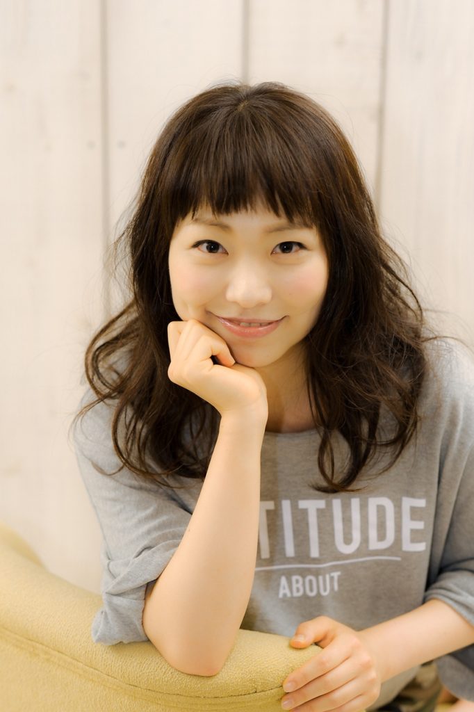 短めの前髪の女性の写真