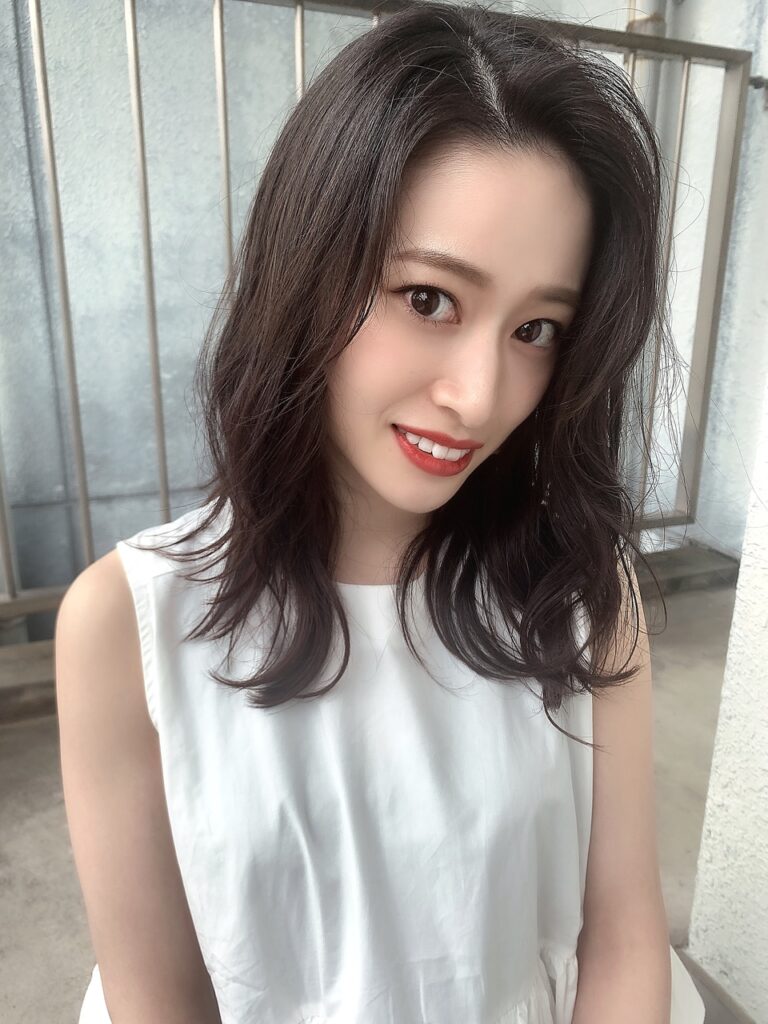 かきあげ前髪のミディアムヘアの写真