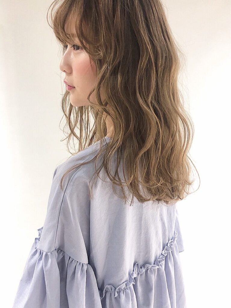 パーマがかかったロングスタイルの写真