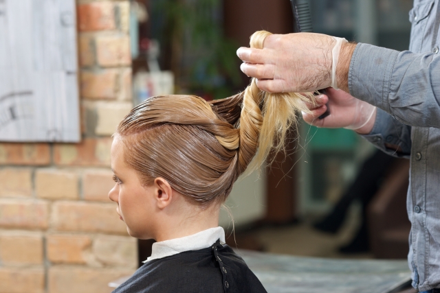 ヘアカラーを行っている写真