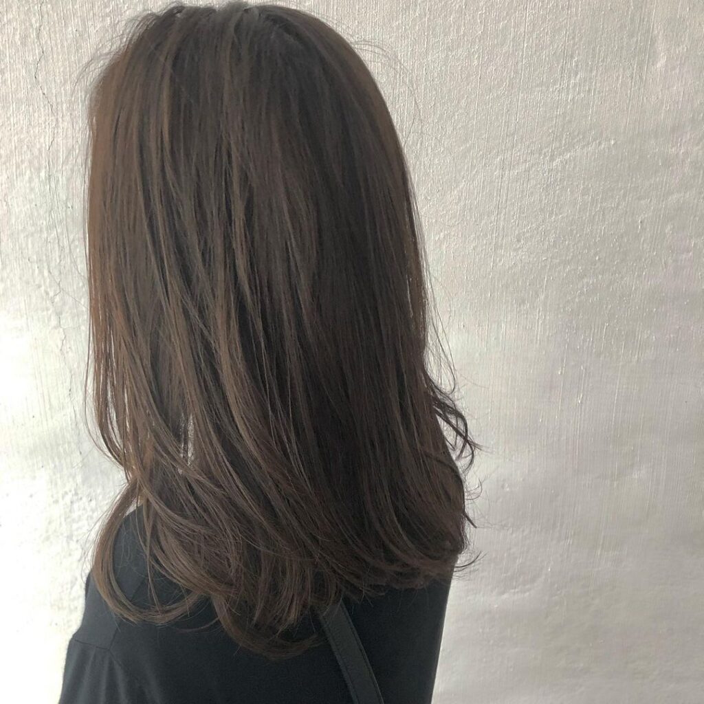 ワンカールロングスタイルの後ろ姿の写真