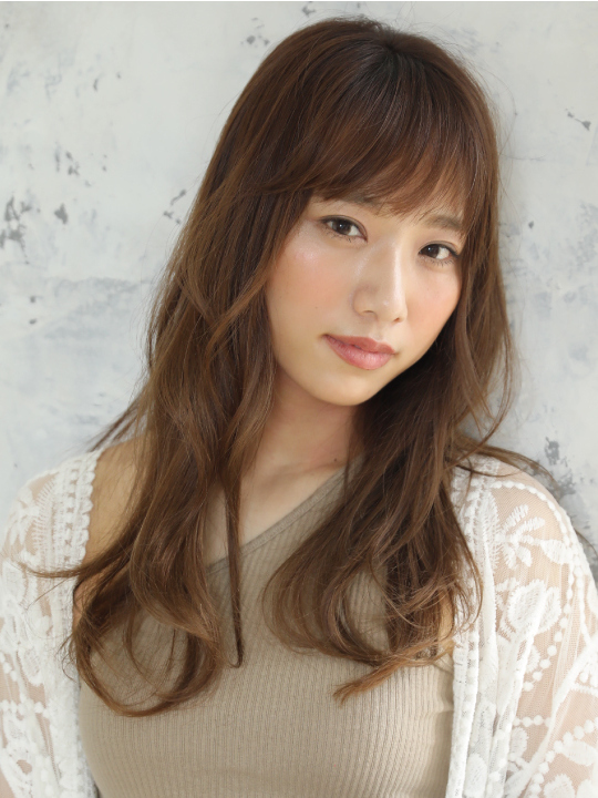 ロングヘアの女性の写真