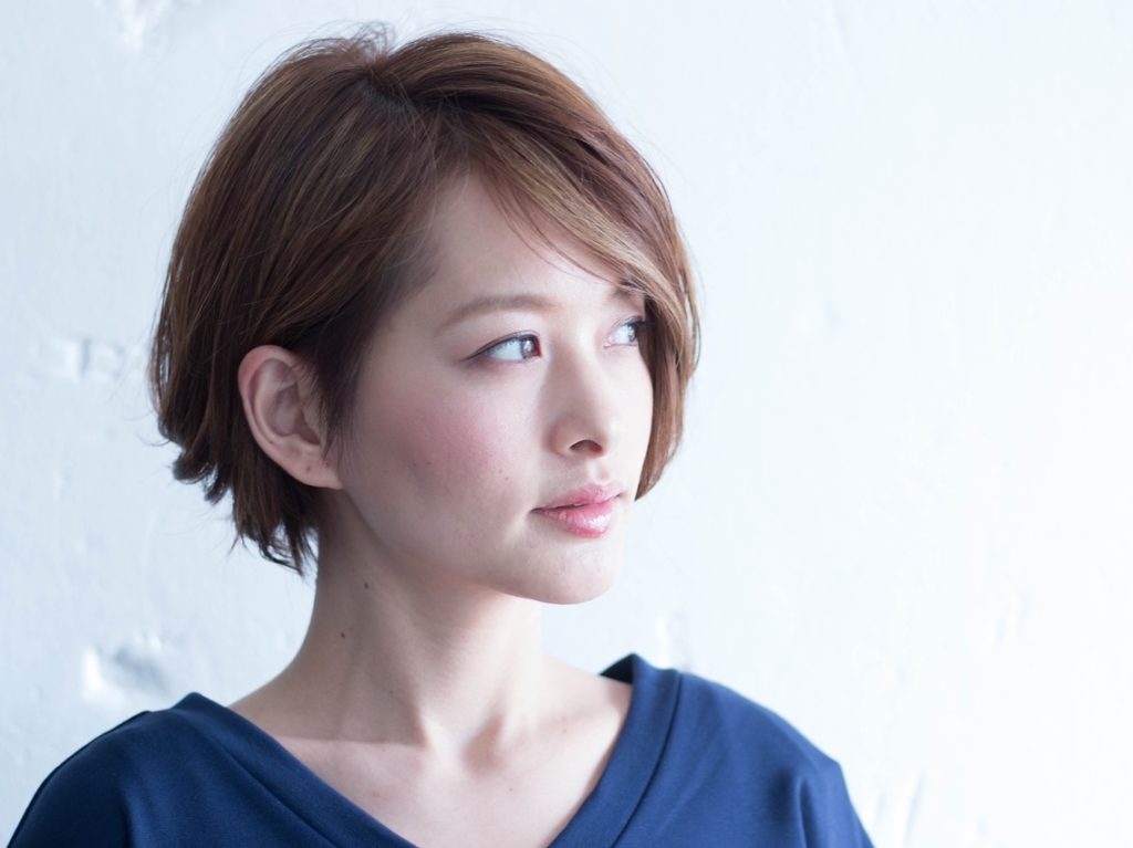 ショートヘアの女性の写真