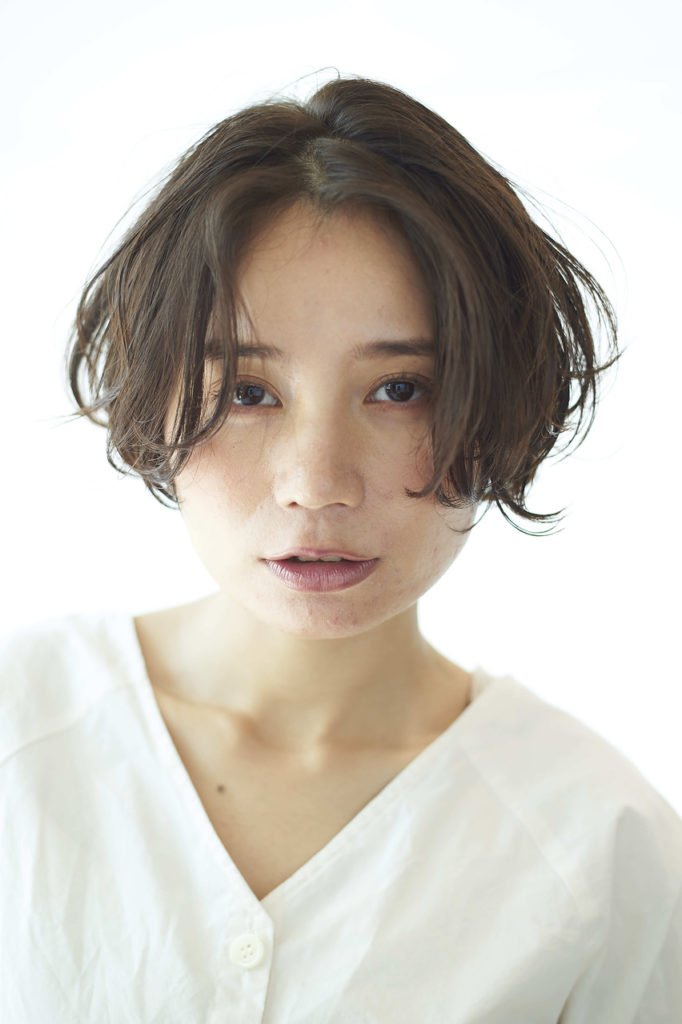 前髪がセパレートのハンサムショートヘアの女性の写真