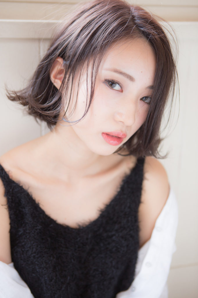 前髪セパレートの外巻き切りっぱなしボブの女性の写真