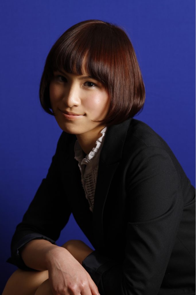 レトロな雰囲気の重ためボブスタイルの女性の写真