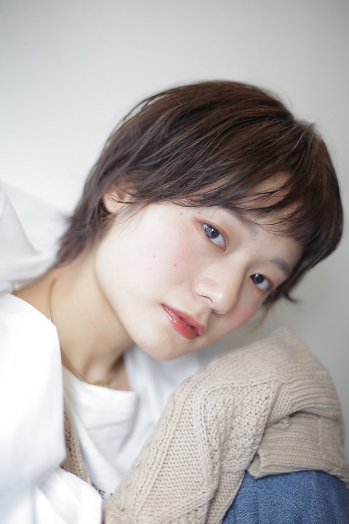 ナチュラルな雰囲気のショートウルフカットの女性の写真