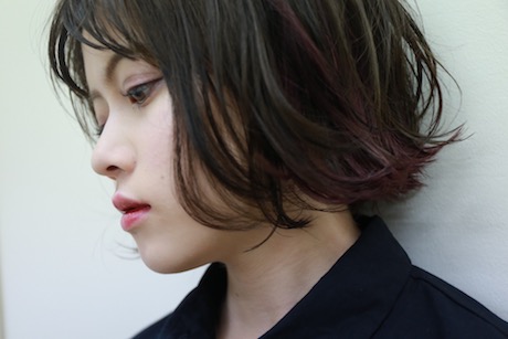 partil-横を向くボブスタイルの女性