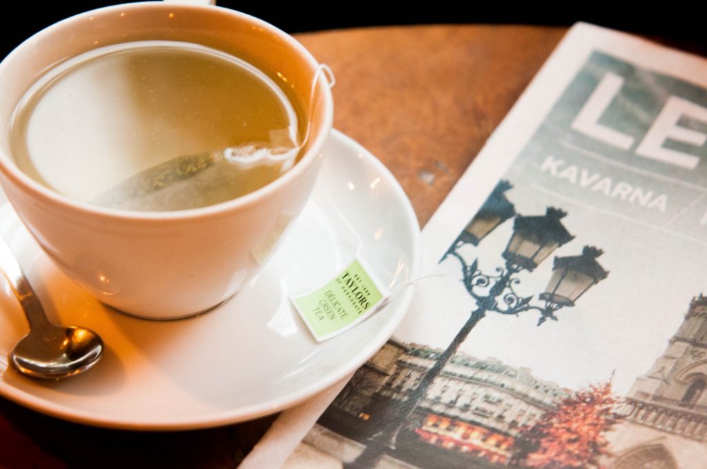 雑誌とコーヒーの写真