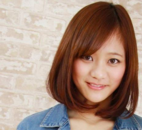 明るい茶色のボブスタイルの女性の写真
