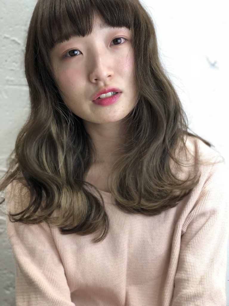 クリアーオブヘアーの眉上バングでロングヘアのスタイル写真