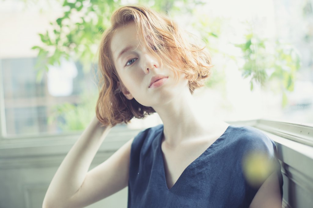 青い洋服でボブスタイルの女性が映ったアトリエシックスのスタイル写真