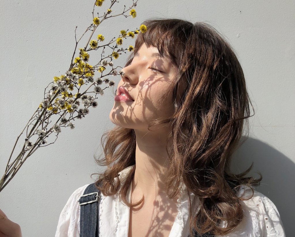花を持つOORDERのセミロングの女性のスタイル写真