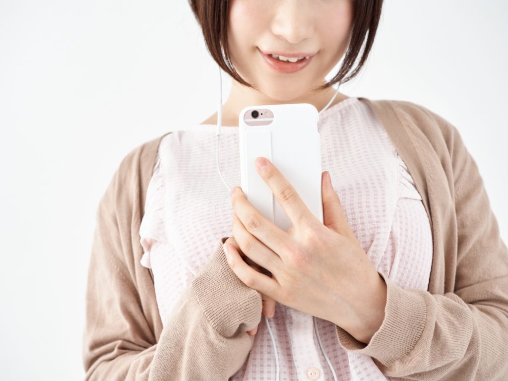 スマホを操作する女性の写真
