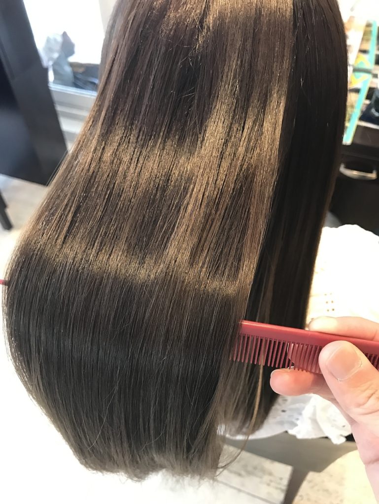 サラサラヘアの女性の写真