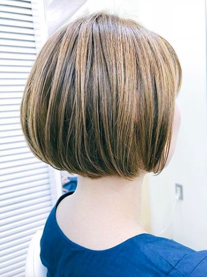 ボブ女性の後ろ姿写真