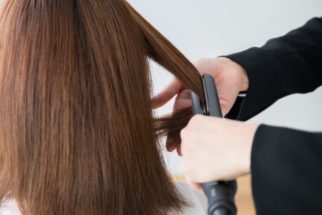ヘアアイロン使用中の写真