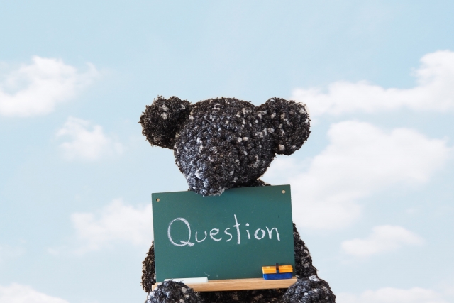 questionの黒板を持ったクマのぬいぐるみの写真