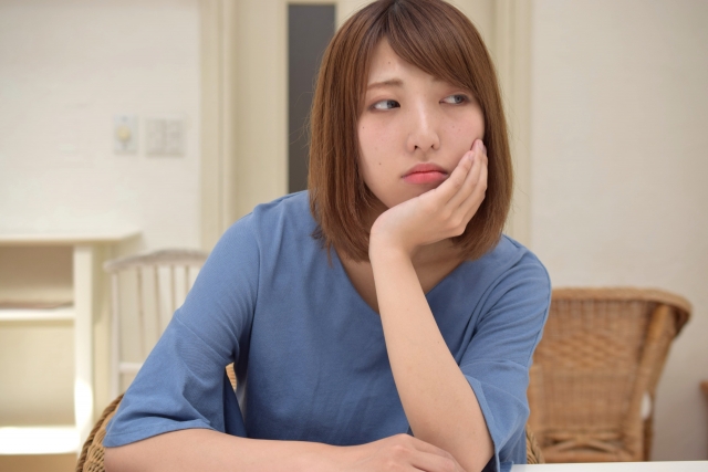頬杖をつく女性の写真