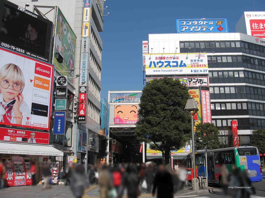 人でにぎわう吉祥寺駅北口の写真