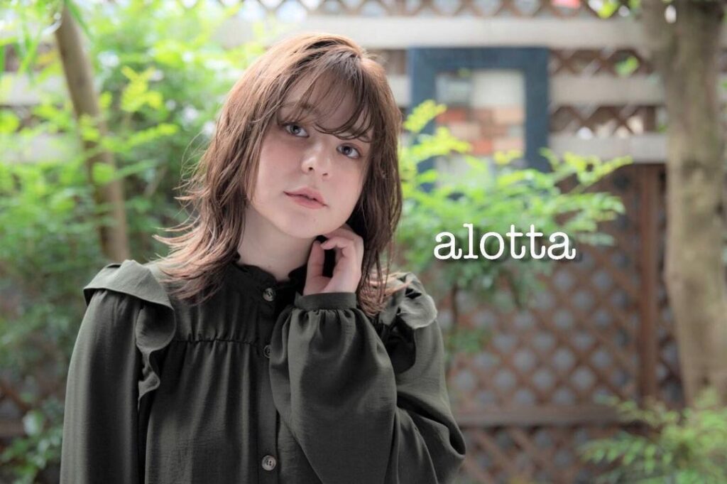 ゆるやかなウェーブヘアの女性の写真