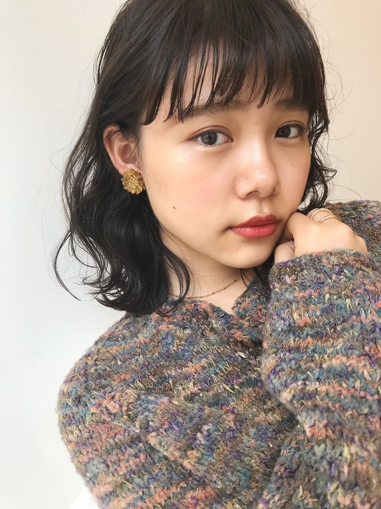 LOUIEの黒髪ボブスタイルの写真