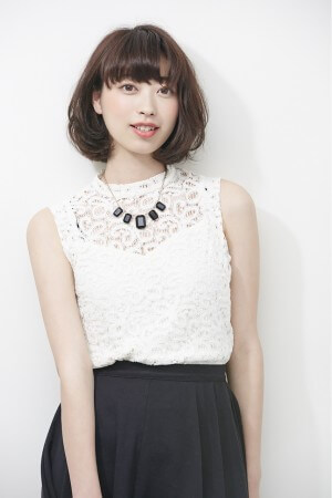 Aラインボブの笑顔の女性の写真