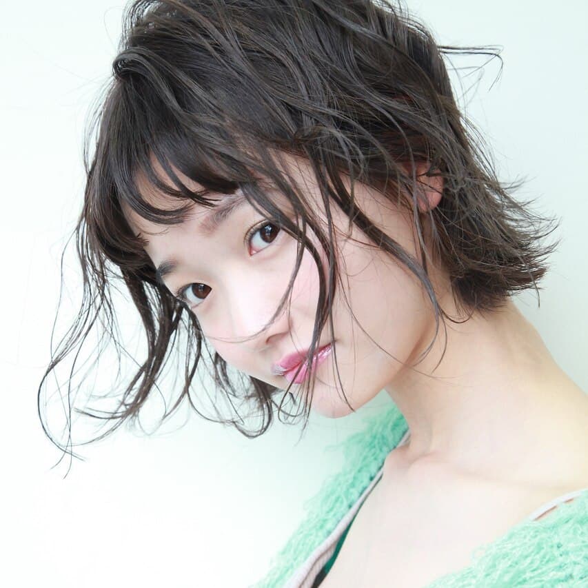 うつむいたボブスタイルの女性の写真