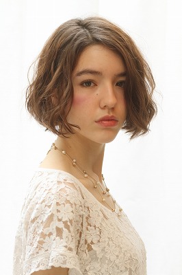 ウェーブボブスタイルの女性の写真