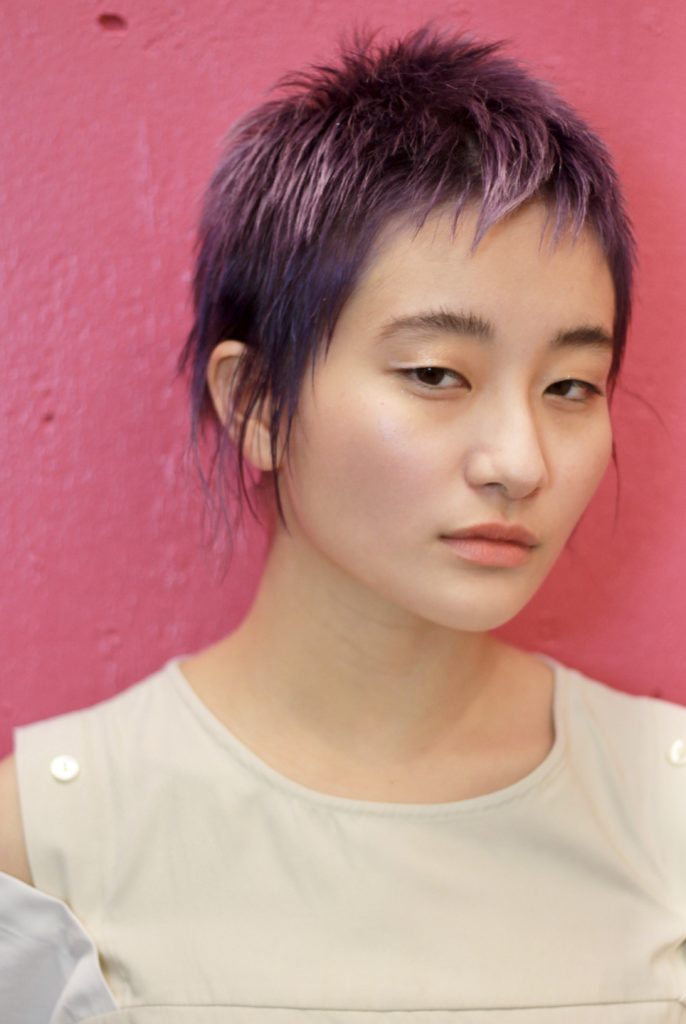 ダブルカラーの個性的なショートスタイルの女性の写真