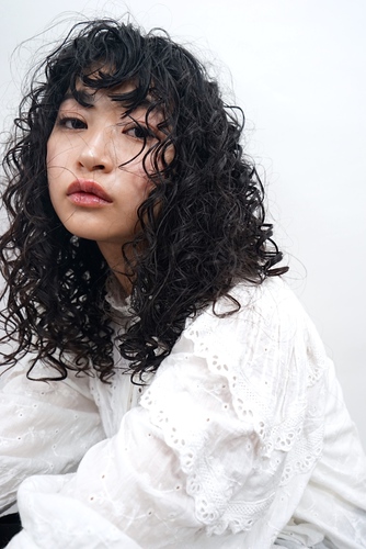 ふわふわカーリースタイルの女性の写真