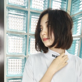 窓の外を見る女性の写真