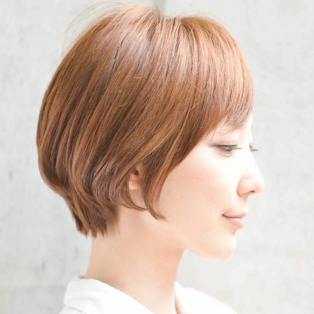 横を向く女性の写真