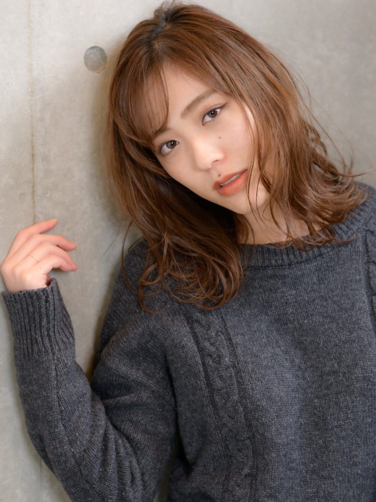 パーマスタイルの女性の写真