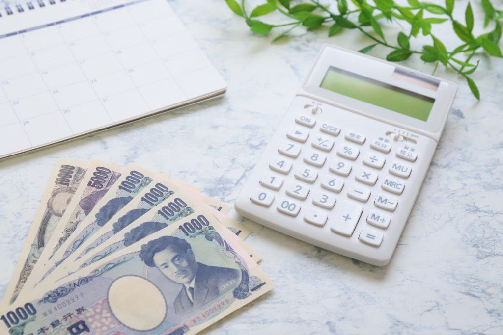 お金と電卓の写真