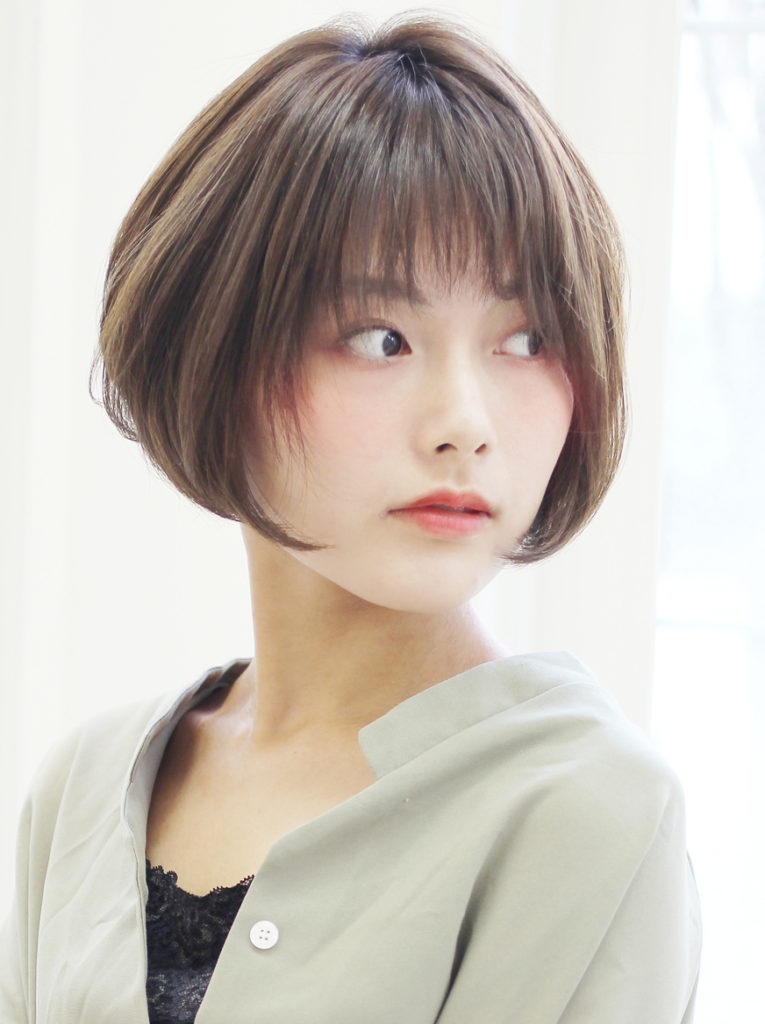 ショートヘアの女性の写真