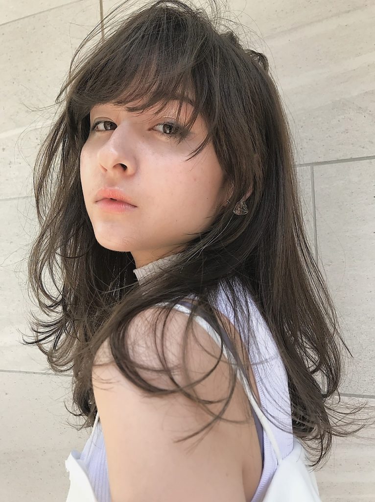 ロングヘアの女性の写真