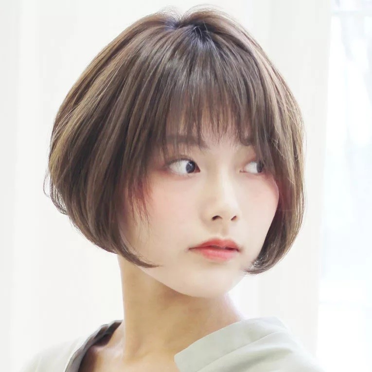 ショートヘアの女性の写真