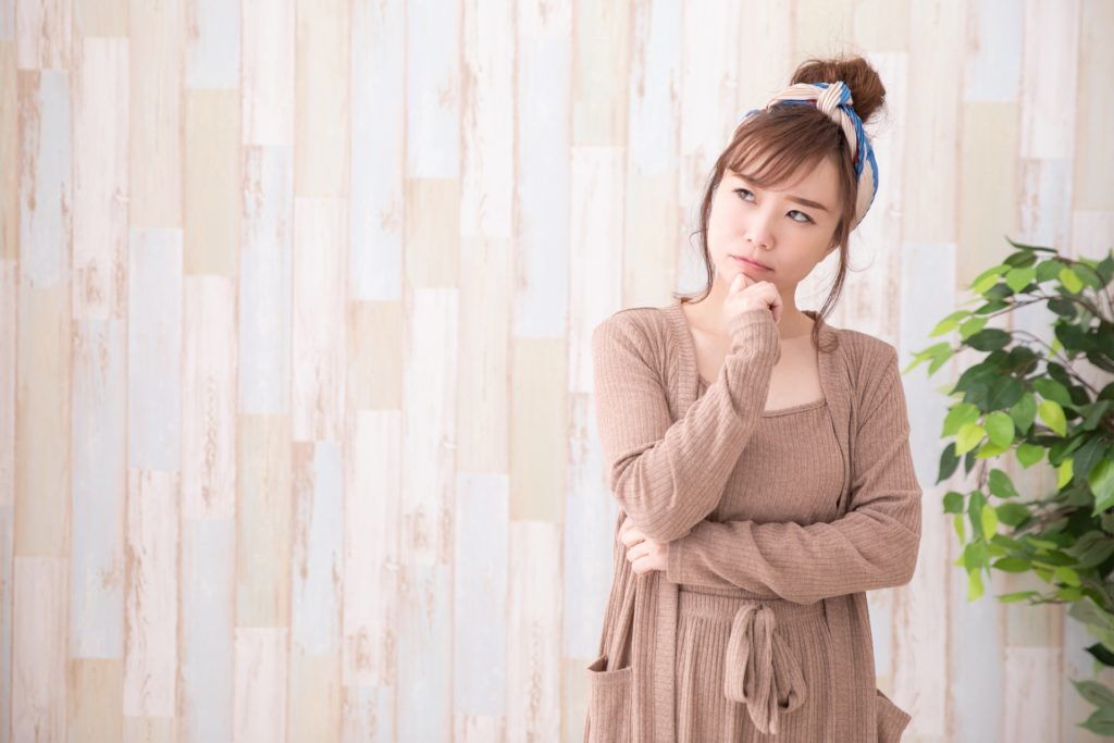 首をかしげる女性の写真