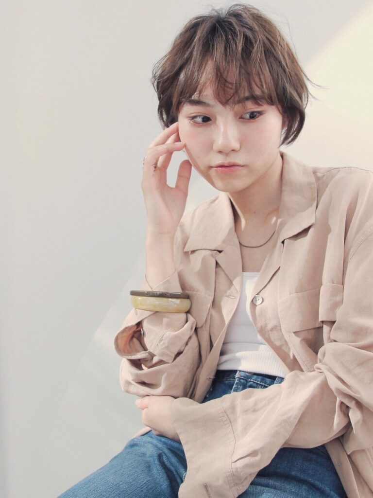ショートヘアの女性の写真