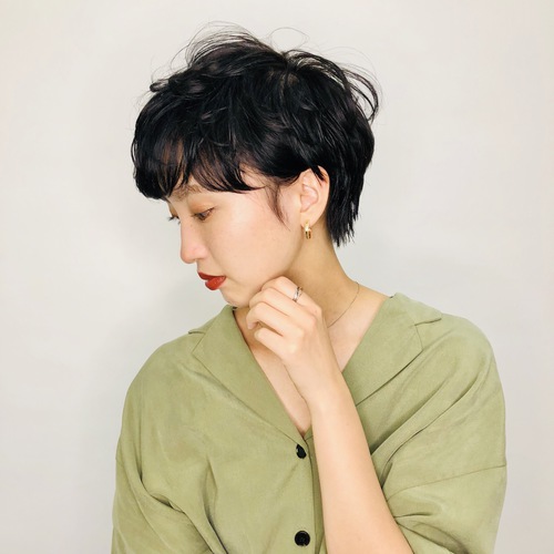 ショートスタイルの女性の写真