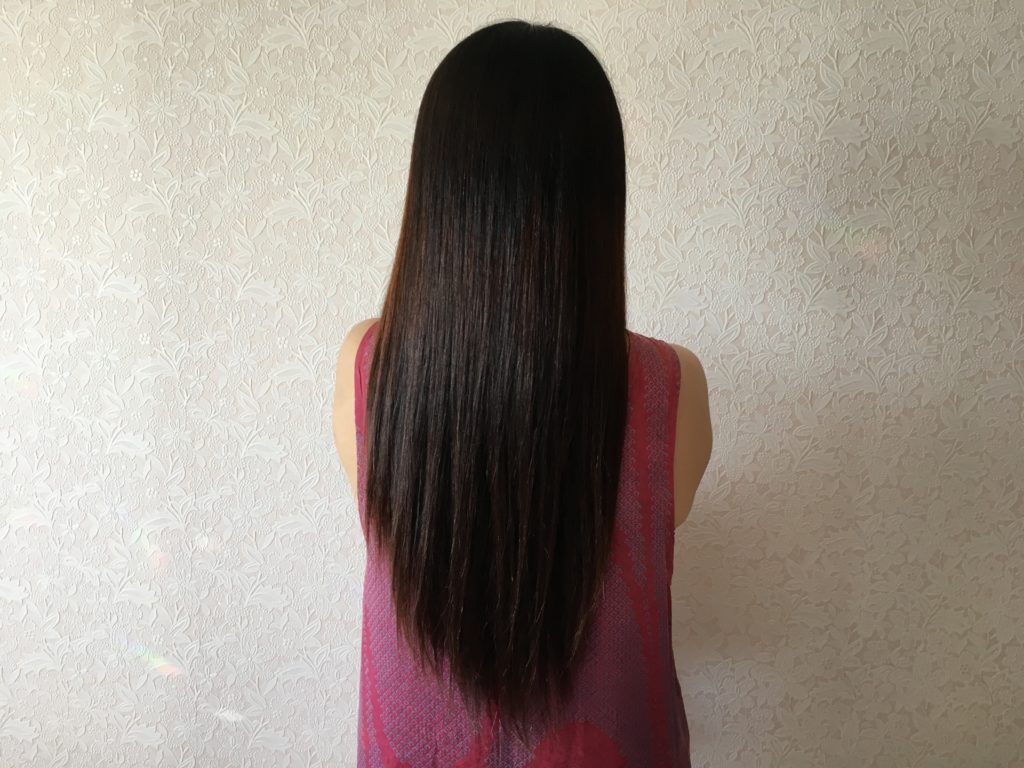 ストレートヘアの女性の写真