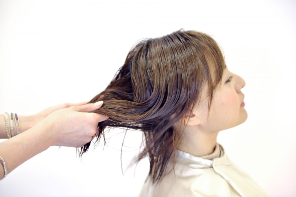 ヘアトリートメントを受ける女性の写真
