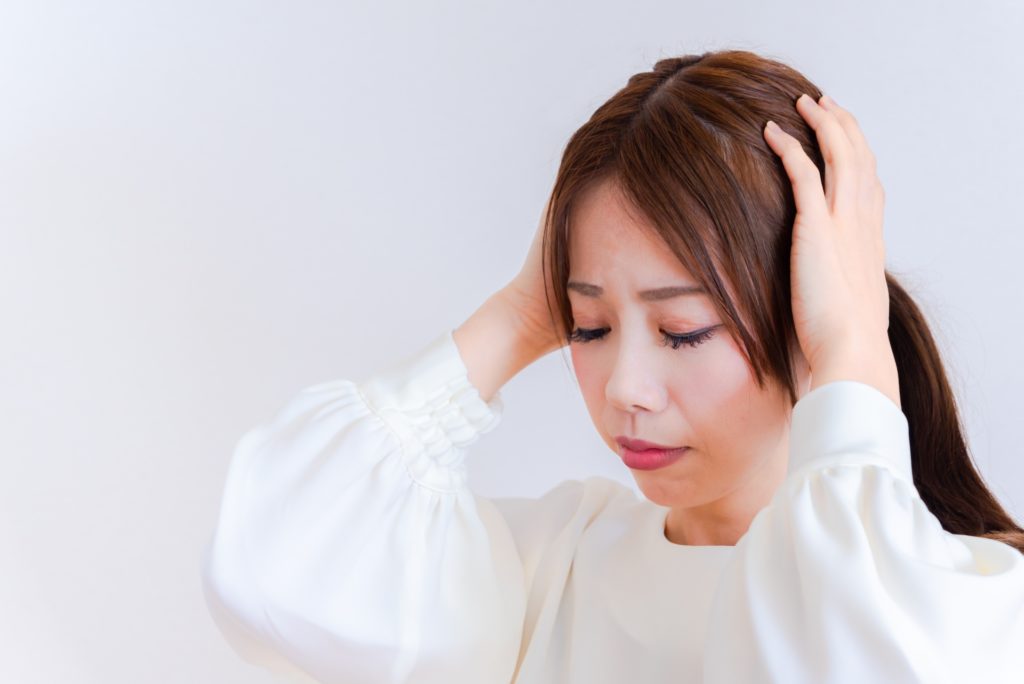 頭を抱える女性の写真