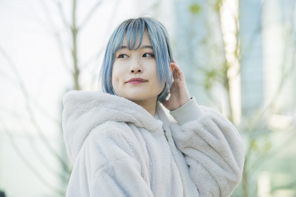 青い髪の女性の写真